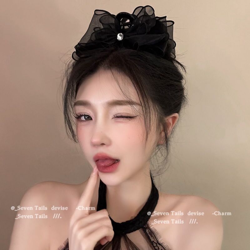 The princess on the run wears a black double-sided large bow hairpin, a shark clip, and a high-end hairpin at the back of her head pic 9