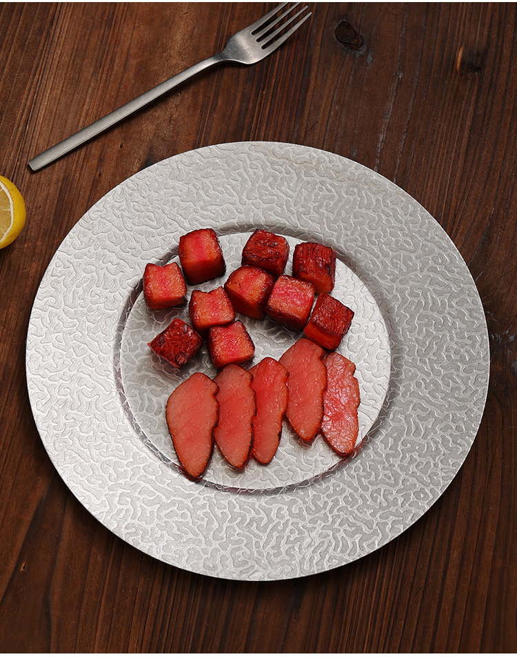 Retro stainless steel round plates with embossed texture, aged steak plates, coffee shop shallow plates, bone plates, snack plates, camping tableware, barbecue stand plates, trays, stainless steel plates, fruit plates, dessert plates, tableware pic 5
