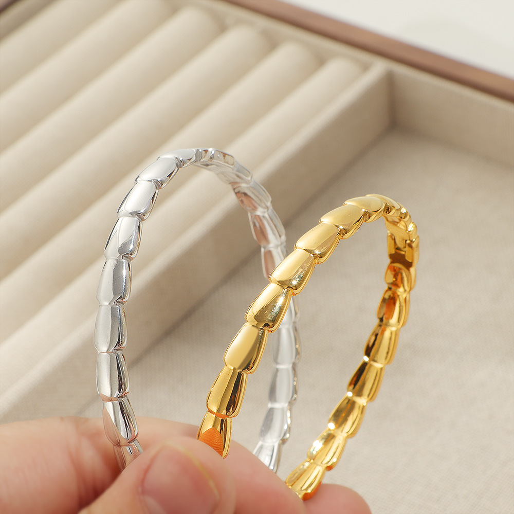 New trendy snake joint bracelet for women, simple and elegant plain ring, personalized titanium steel bracelet factory wholesale pic 6