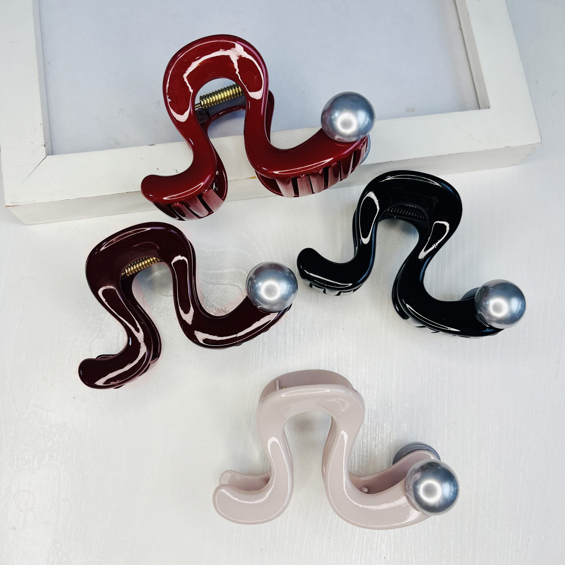 The 2025 National Trend series hairpins feature a niche design with geometric leopard print pearl hairpins, exuding a feminine and high-end charm. They are medium-sized semi-clip headwear pic 7