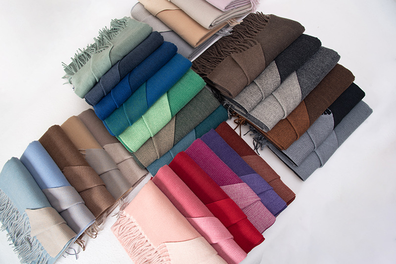 The 2023 new double-sided solid color macaron scarf for women is a bestseller in winter. It is fashionable and warm with faux cashmere tassels. Wholesale pic 6