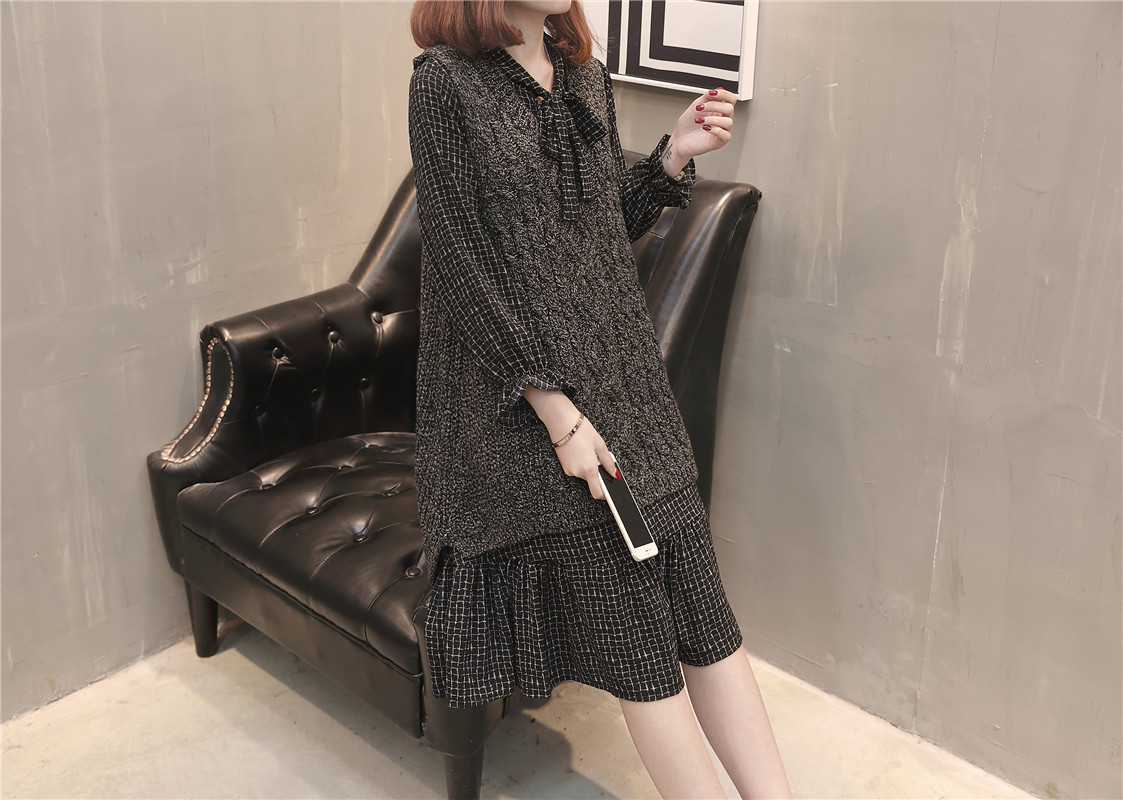 A new and stylish spring outfit for plus-size women, featuring a loose sweater, tank top and skirt that accentuates your figure pic 47