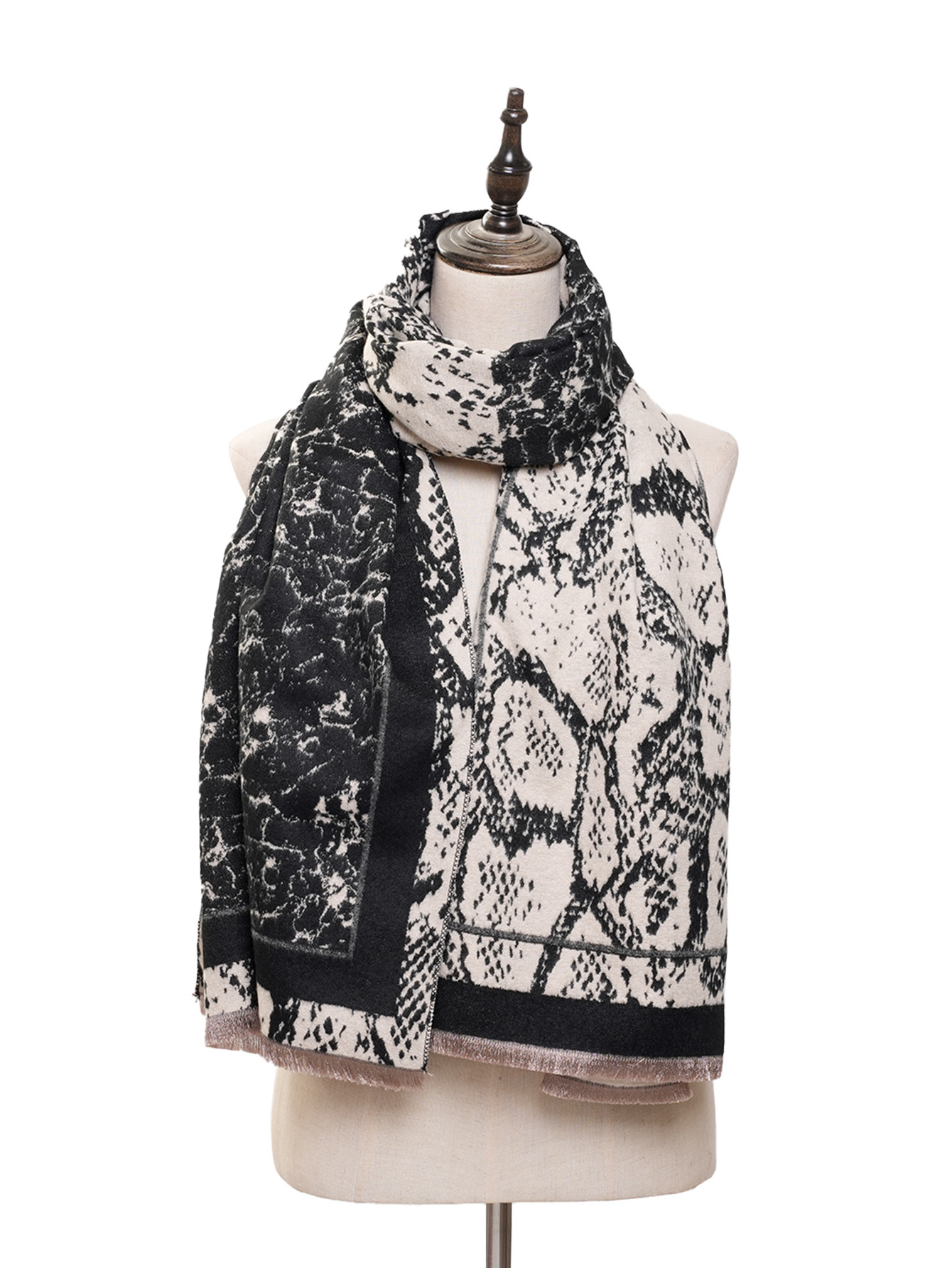 厂家直销文艺复古风仿羊绒蛇纹女围巾秋冬外搭防寒加厚高质量披肩详情3