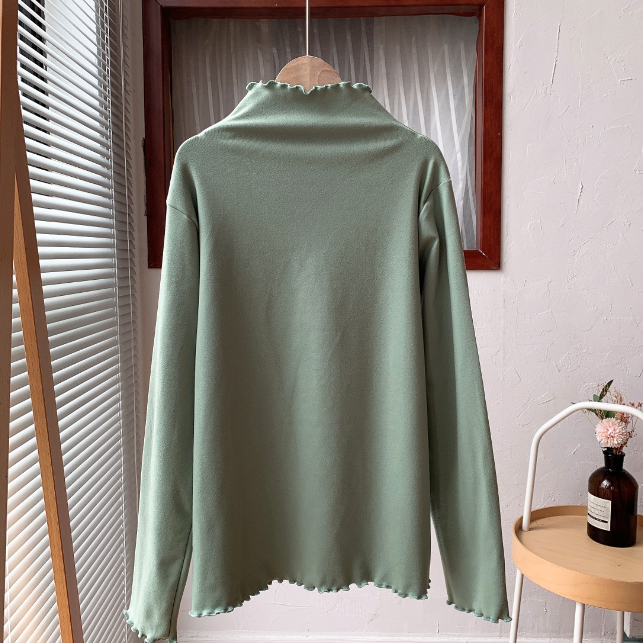 The 2022 autumn and winter new style base shirt for women is a semi-high-neck long-sleeved solid color with black fungus edges, paired with a fitted and warm German velvet top pic 26