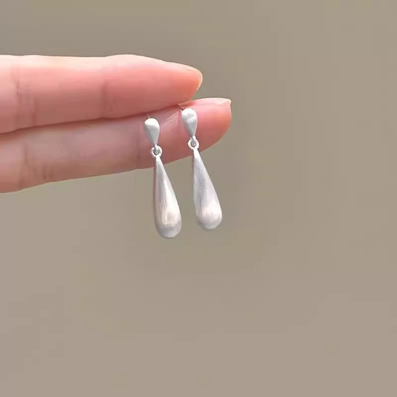 The popular frosted brushed teardrop-shaped earrings on Xiaohongshu are a light luxury, niche, high-end, simple and elegant stud earrings for women pic 13