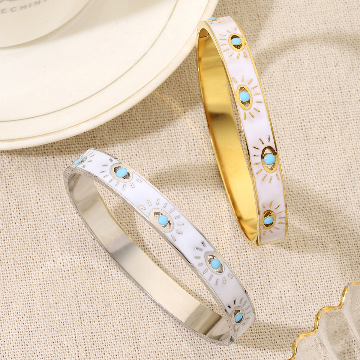 Stainless steel bracelet, a fashionable and niche double-ring buckle bracelet for women, a new 18K gold-plated titanium steel bracelet on Instagram pic 3
