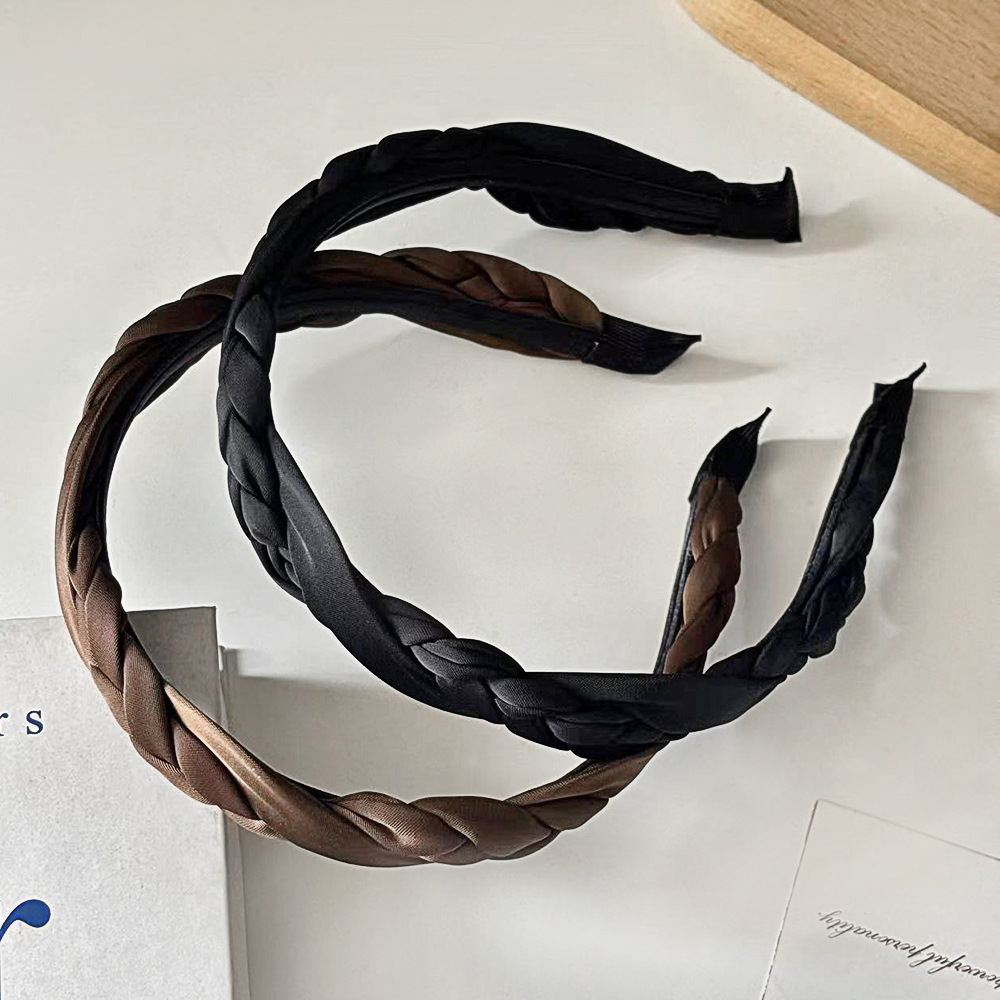 The cold and elegant braided hairband is a simple solid-color headband made of woven fabric for women. It is versatile and anti-slip. The Korean-style hairpin adds a touch of charm to your hair pic 4