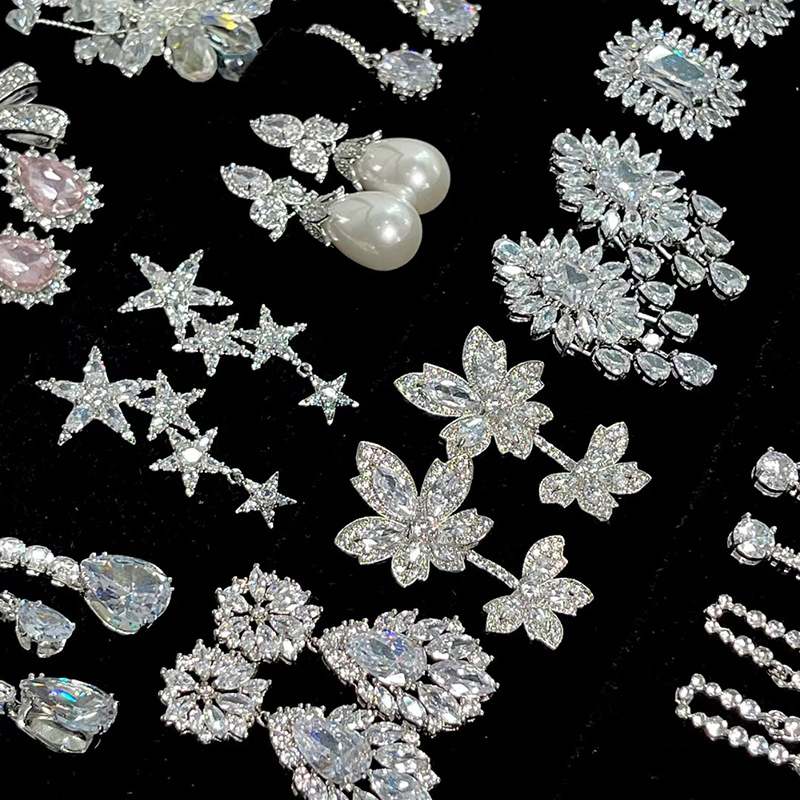 Silver needle diamond-encrusted heart-shaped flower earrings, European and American fashion style, square stud earrings, niche commuting new earrings wholesale pic 14