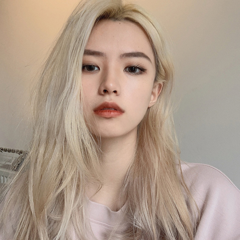 A full-length, fluffy and elegant wig for a blonde woman with middle-parted long curly hair in European and American fashion is available for wholesale pic 4