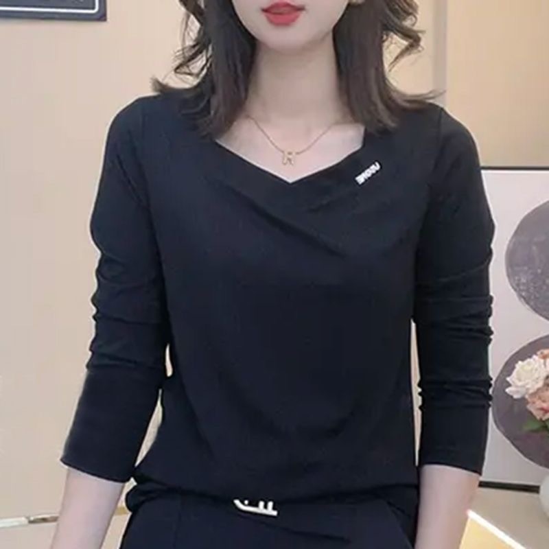 A fashionable and versatile long-sleeved T-shirt for middle-aged women in the autumn of 2023. A loose top for women aged 40 to 50 that covers the belly and makes them look slimmer pic 7