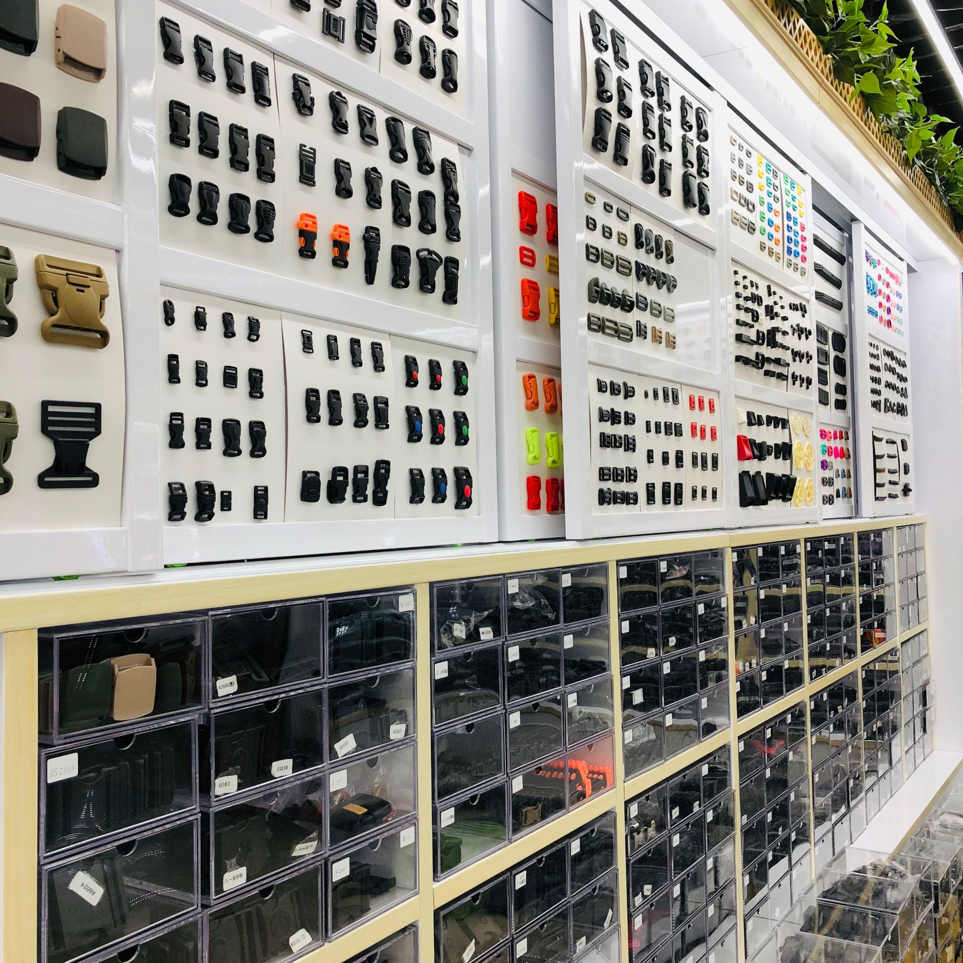 We offer wholesale plastic square buckles, webbing buckles, luggage accessories and adjustable buckles in various sizes. We will ship on the same day pic 3