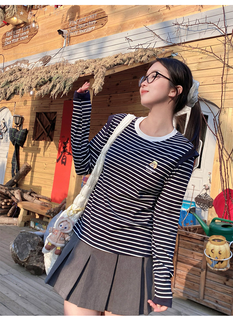 This is a new spring T-shirt for women, featuring a unique design with embroidered stripes on a husky. It has a straight shoulder and a slimming look, with a round neck and long sleeves pic 9