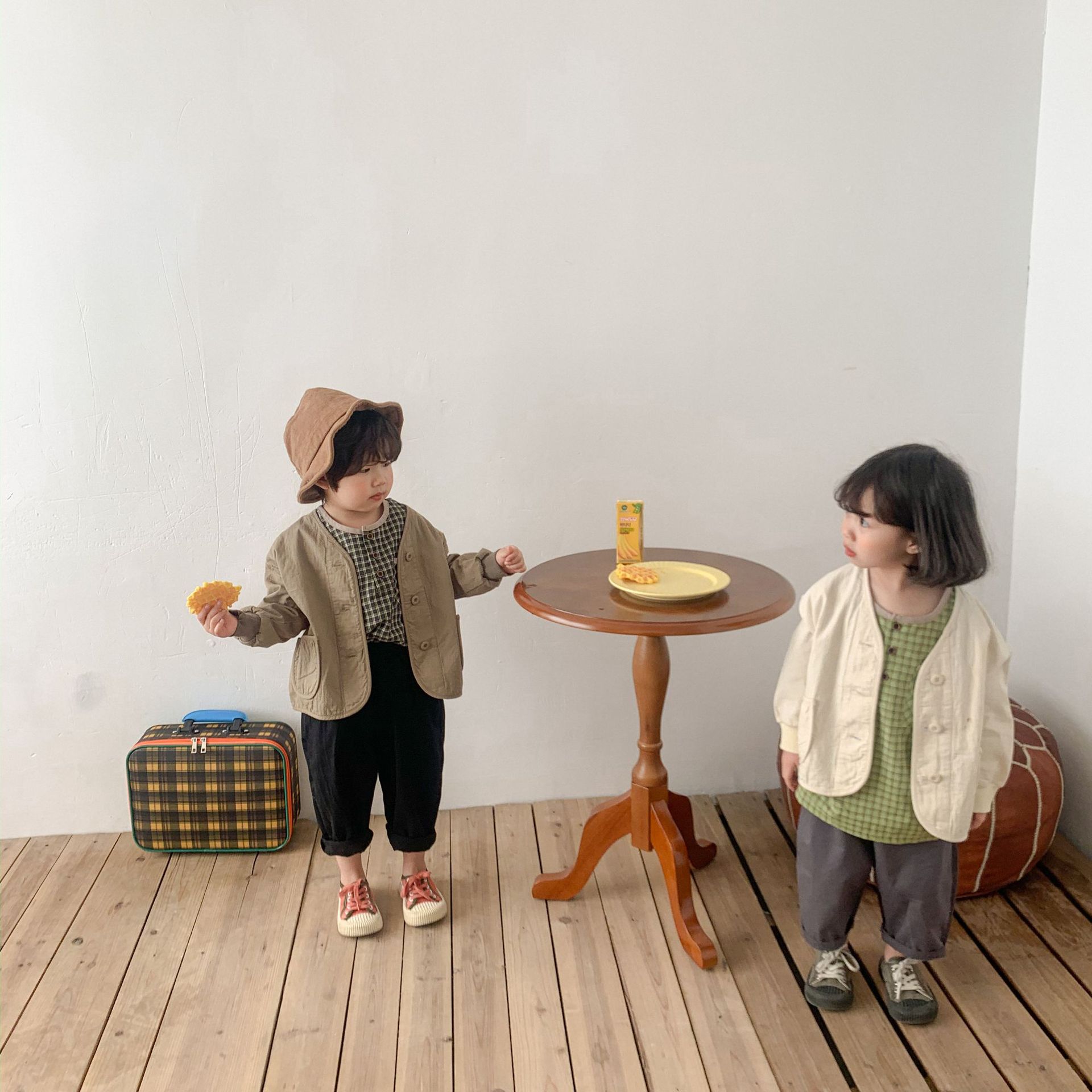 For the Spring and autumn of 2024, solid-color short jackets for children, a literary style for both boys and girls, and a small cardigan with a Japanese style as outerwear are all trendy pic 13
