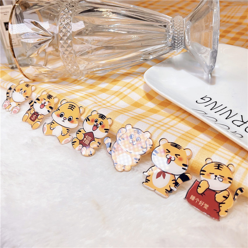 新年虎年小老虎徽章别针喜庆红亚克力胸针虎宝宝趣味礼物纪念品详情1