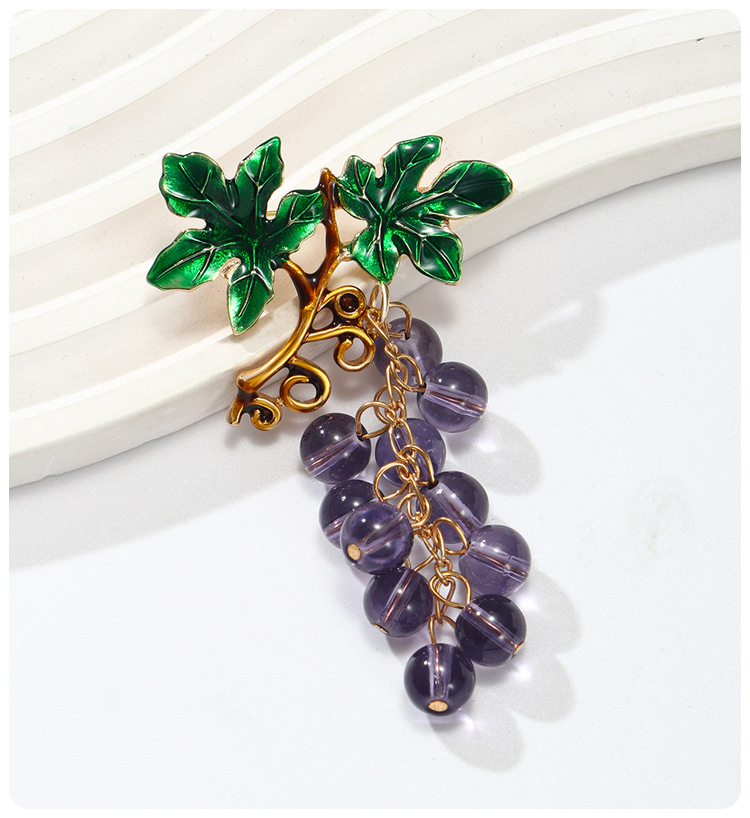 Fashionable and versatile purple grape diamond-encrusted brooch, a niche design with a high-end feel. Fruit and grape string accessory brooch pic 8