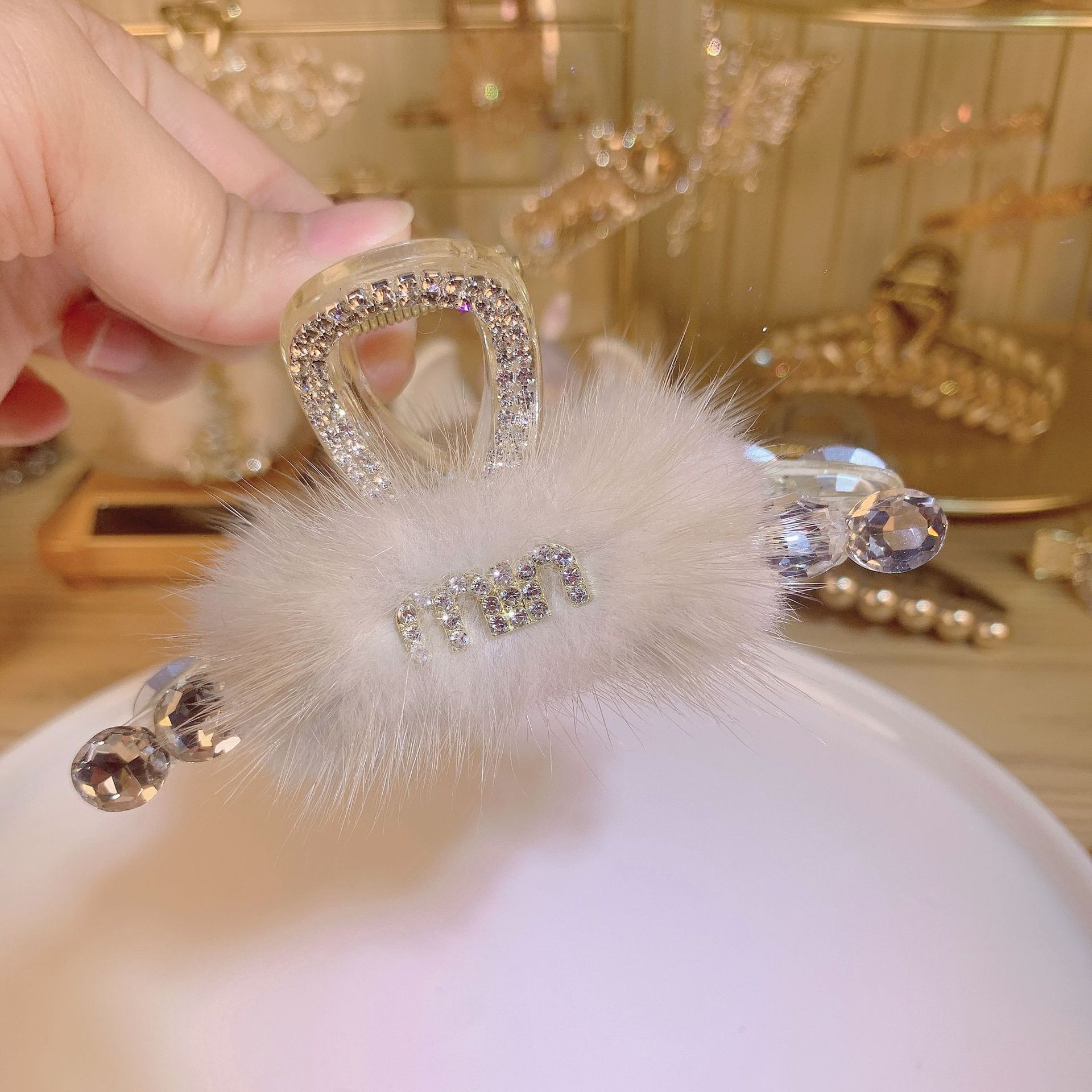 轻奢优雅水貂毛字母水钻抓夹秋冬新款网红毛绒发夹毛茸茸鲨鱼夹女详情4