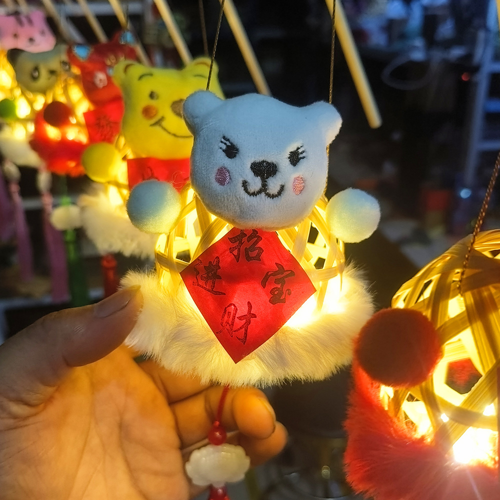 Lantern stalls with ancient-style plush toys and bamboo weaving that glow are also popular tourist attractions. Hand-held lanterns, Mid-Autumn Festival small lanterns, Mid-Autumn Festival little rabbits, and small maneki Neko pendants pic 16
