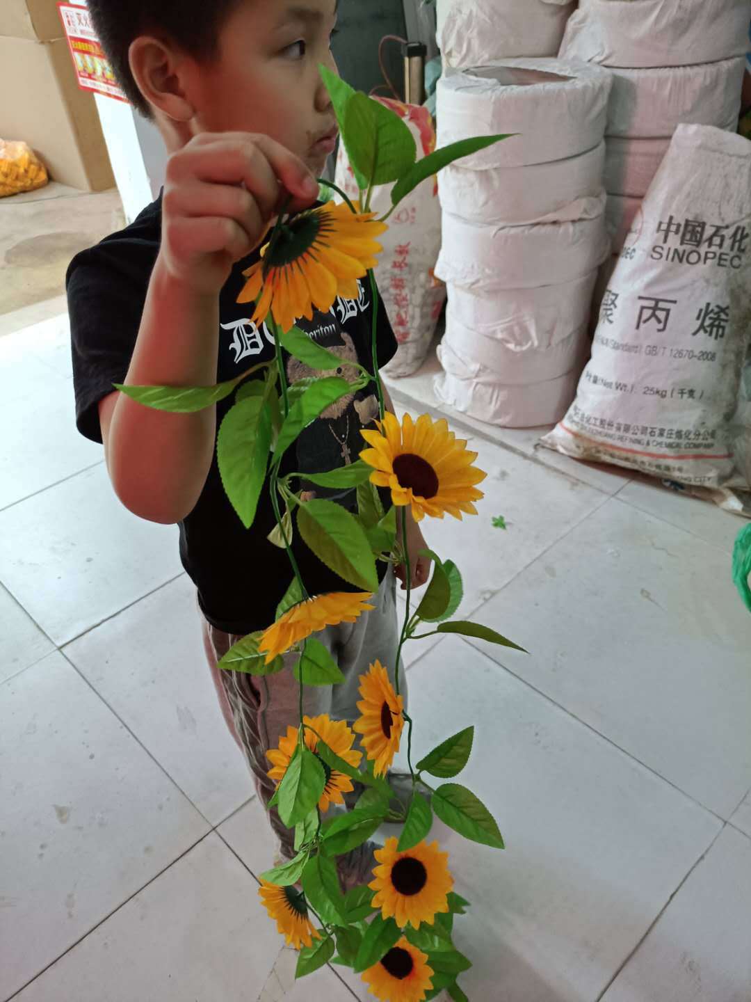 Simulated sunflower vines, simulated sunflower strips, plastic flower lilies, decorative vines, sunflower strips, Amazon pic 4