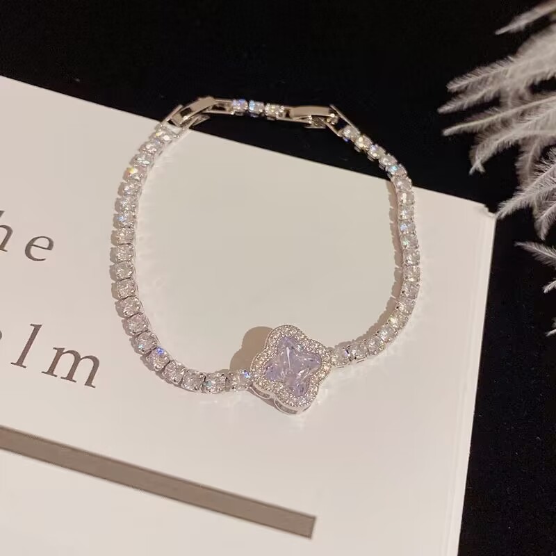 2023夏季新款微镶满锆四叶草手链女网红个性轻奢大气可调节手饰品详情5