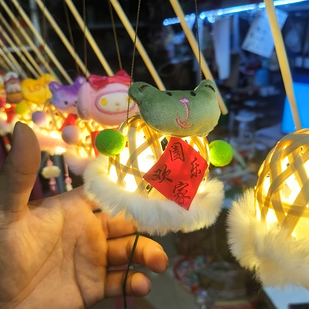 Lantern stalls with ancient-style plush toys and bamboo weaving that glow are also popular tourist attractions. Hand-held lanterns, Mid-Autumn Festival small lanterns, Mid-Autumn Festival little rabbits, and small maneki Neko pendants pic 9
