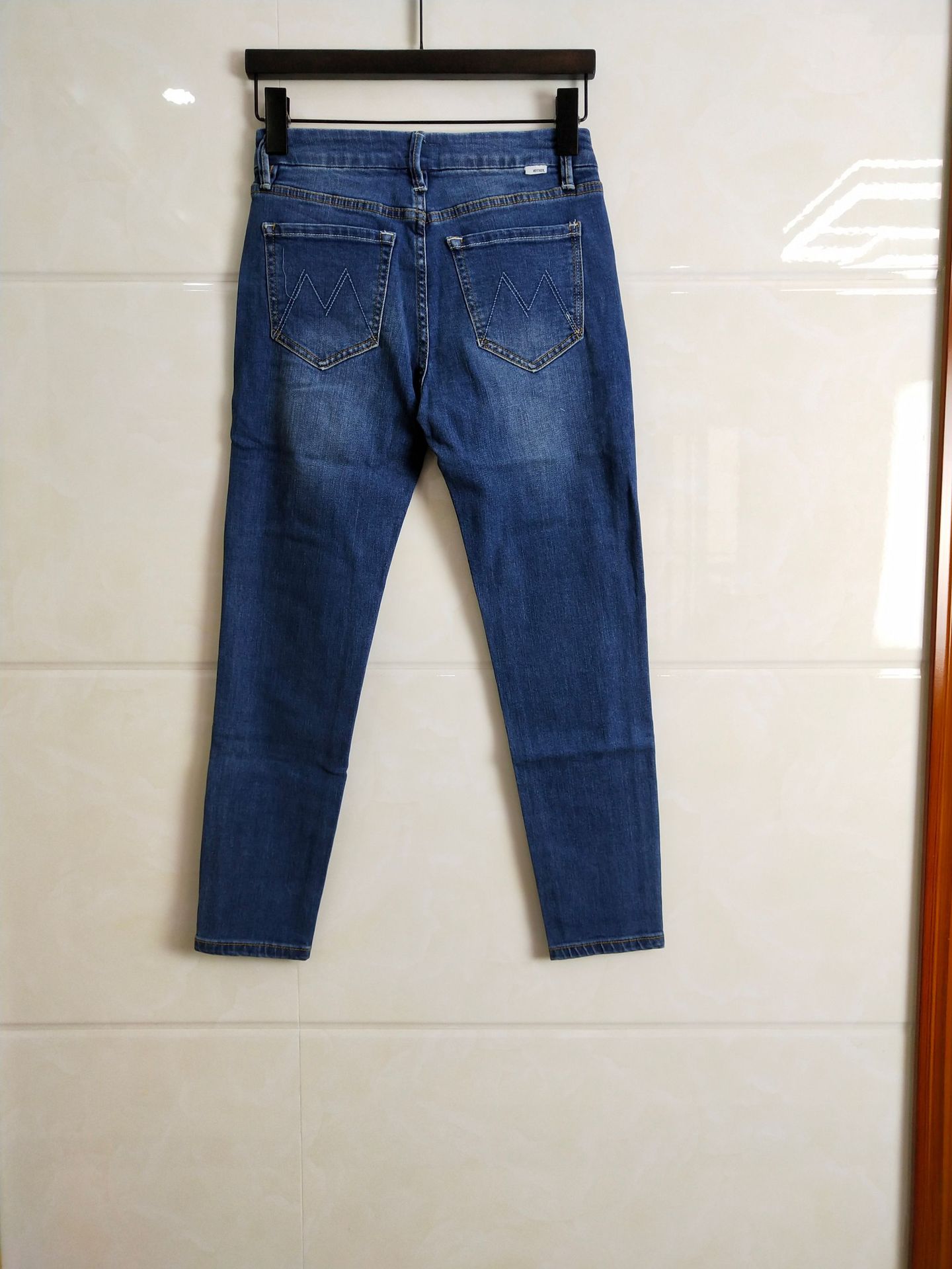 The new Mother high-waisted 9-inch high-elasticity skinny jeans, which are the same style as those worn by European and American bloggers, can lift the buttocks and make you look slimmer. Korean style jeans for women pic 36