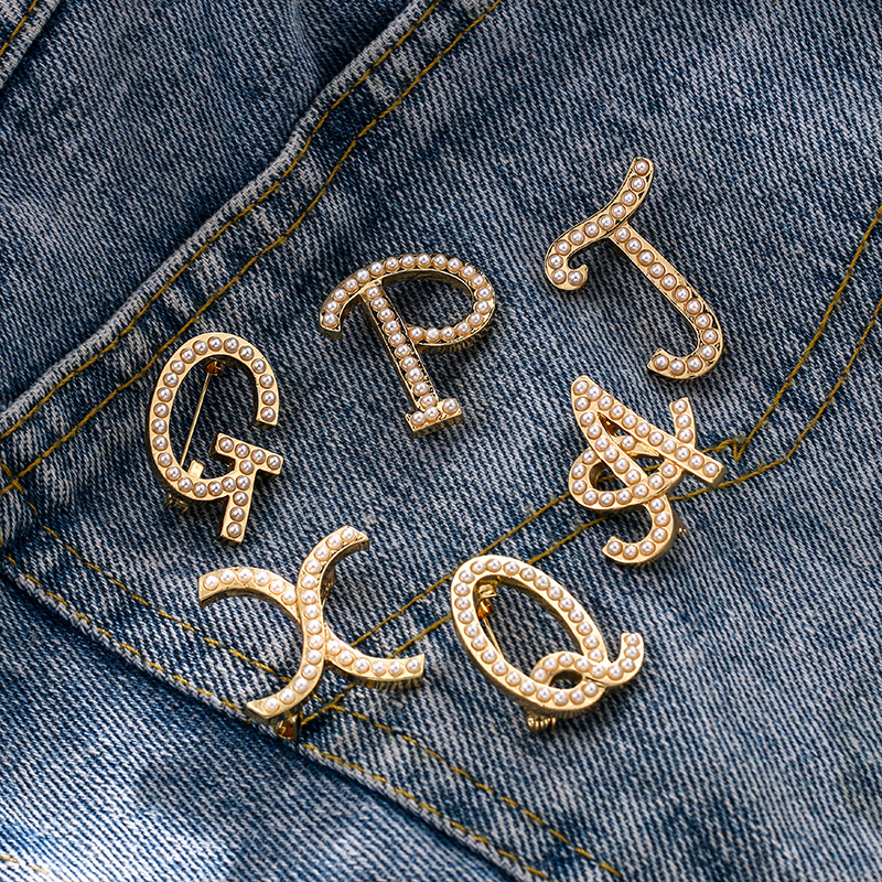 欧美时尚英文字母胸针 珍珠别针胸花服饰配件饰品徽章现货批发详情6