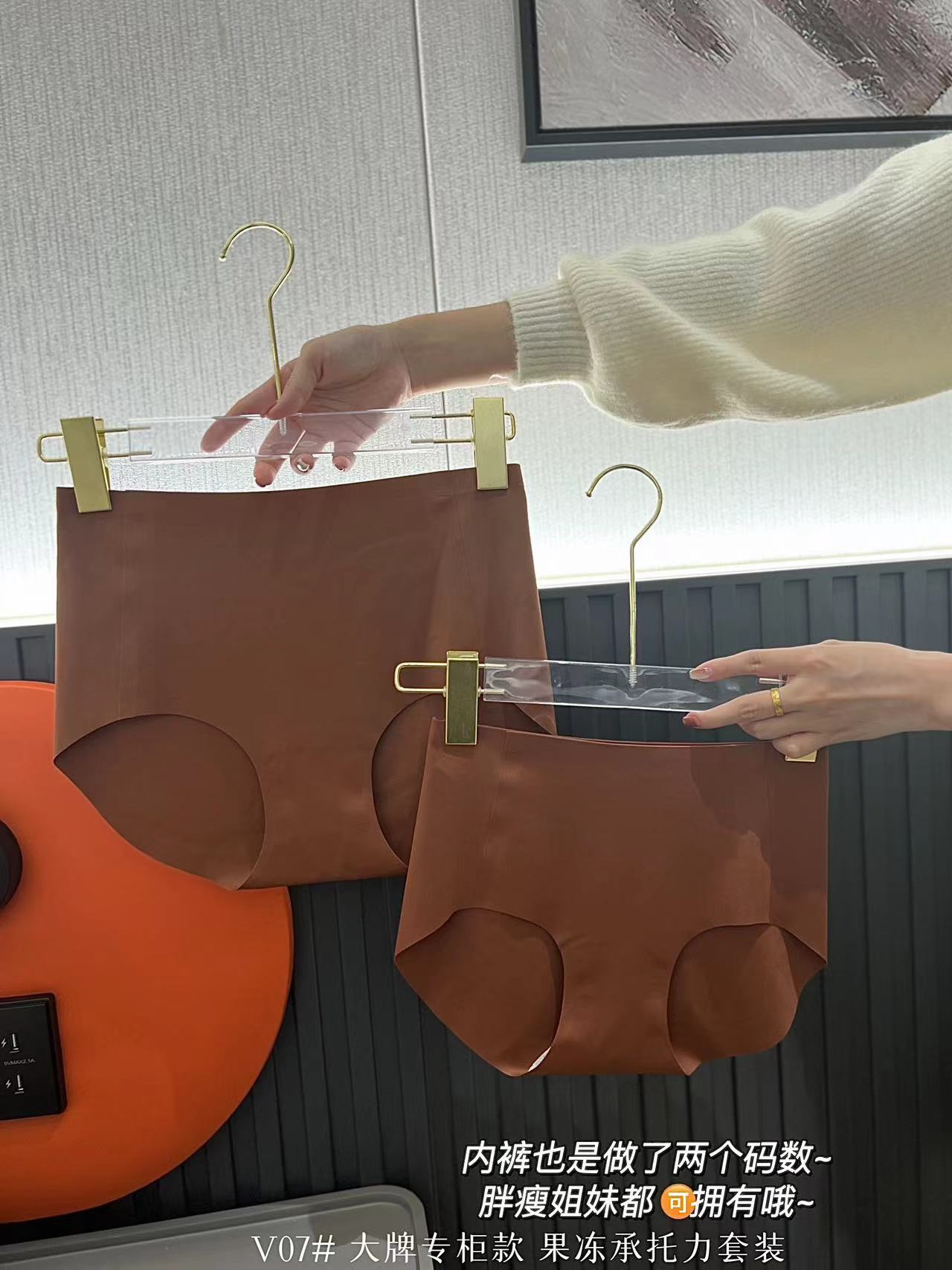 大牌同款果冻承托力文胸套装女士字母肩带无痕裸感乳胶大码内衣女详情22