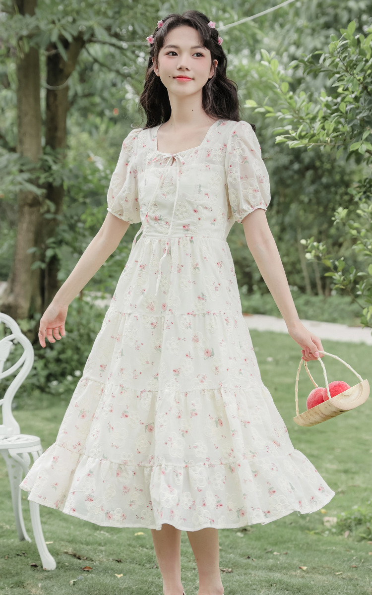 One-piece delivery 2024 Summer new French niche style floral print short-sleeved dress with sweet embroidery and printing pic 12