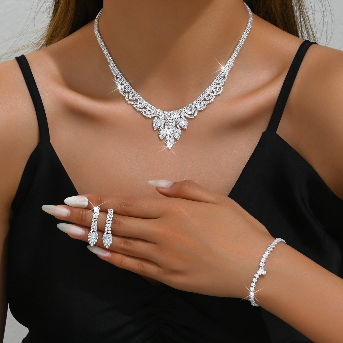 European and American light luxury high-end jewelry set necklace, niche lightning shaped collarbone chain, fashionable and versatile accessories wholesale pic 5