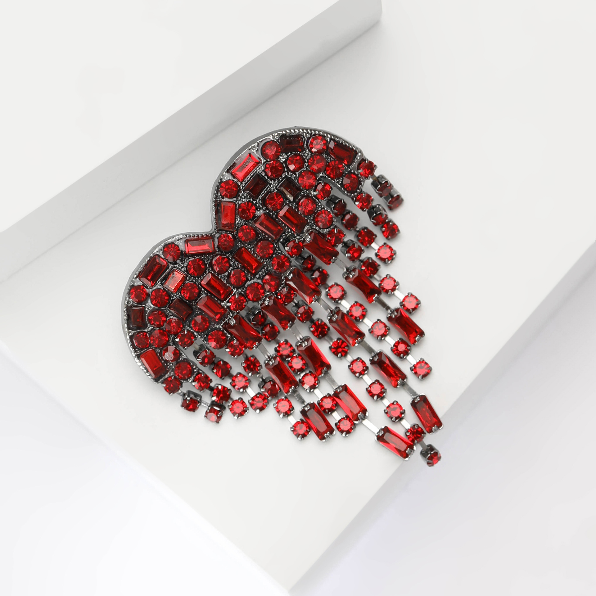 Korean-style high-end fashionable tassel heart-shaped grab chain brooch, elegant clothing accessory brooch pin manufacturer wholesale pic 8