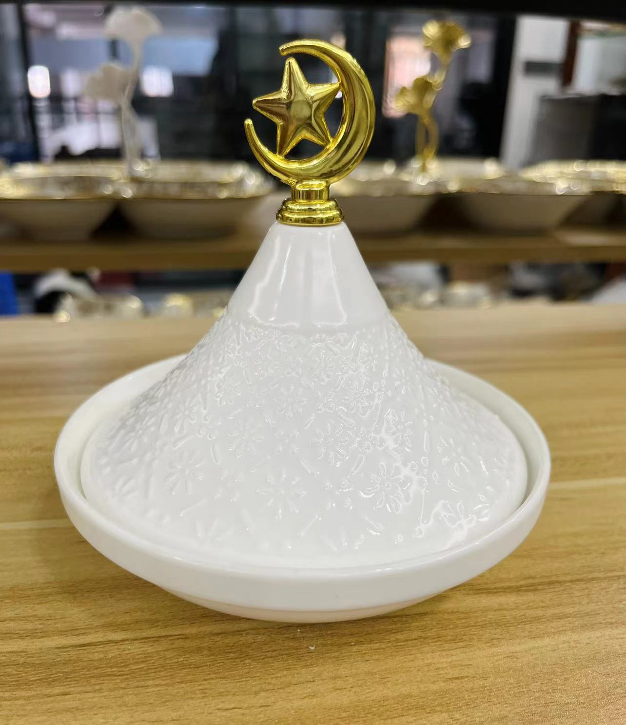 Light luxury home furnishings: multi-compartment fruit plates, dessert prints, covered bowls, European-style golden ceramic tea cups and plates, porcelain pic 20