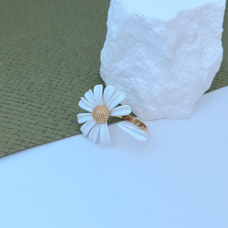 European and American fashion, light luxury, sweet and fresh Daisy and bee inlaid enamel glaze Daisy metal jewelry set pic 3