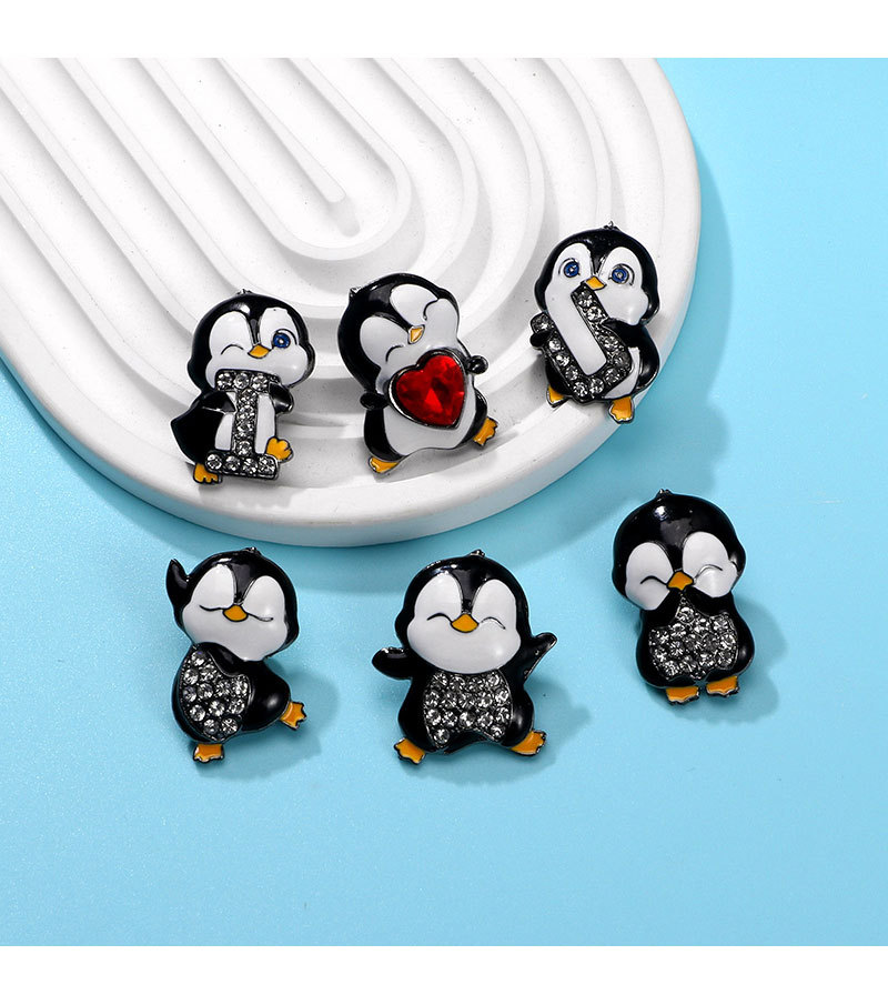 The best-selling diamond-encrusted penguin brooch in foreign trade is super cute and adorable. The cartoon badge pin is a trendy and personalized bag accessory on Instagram pic 5