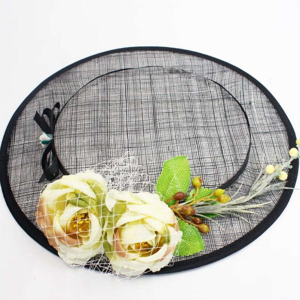 The Southeast Asian tropical style, with its charming, bright red fringed rose headband, is also perfect for taking photos when going out for a trip pic 2