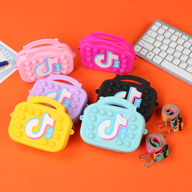 跨境灭鼠先锋硅胶包包卡通独角兽单肩斜跨硅胶包解压硅胶零钱包详情5