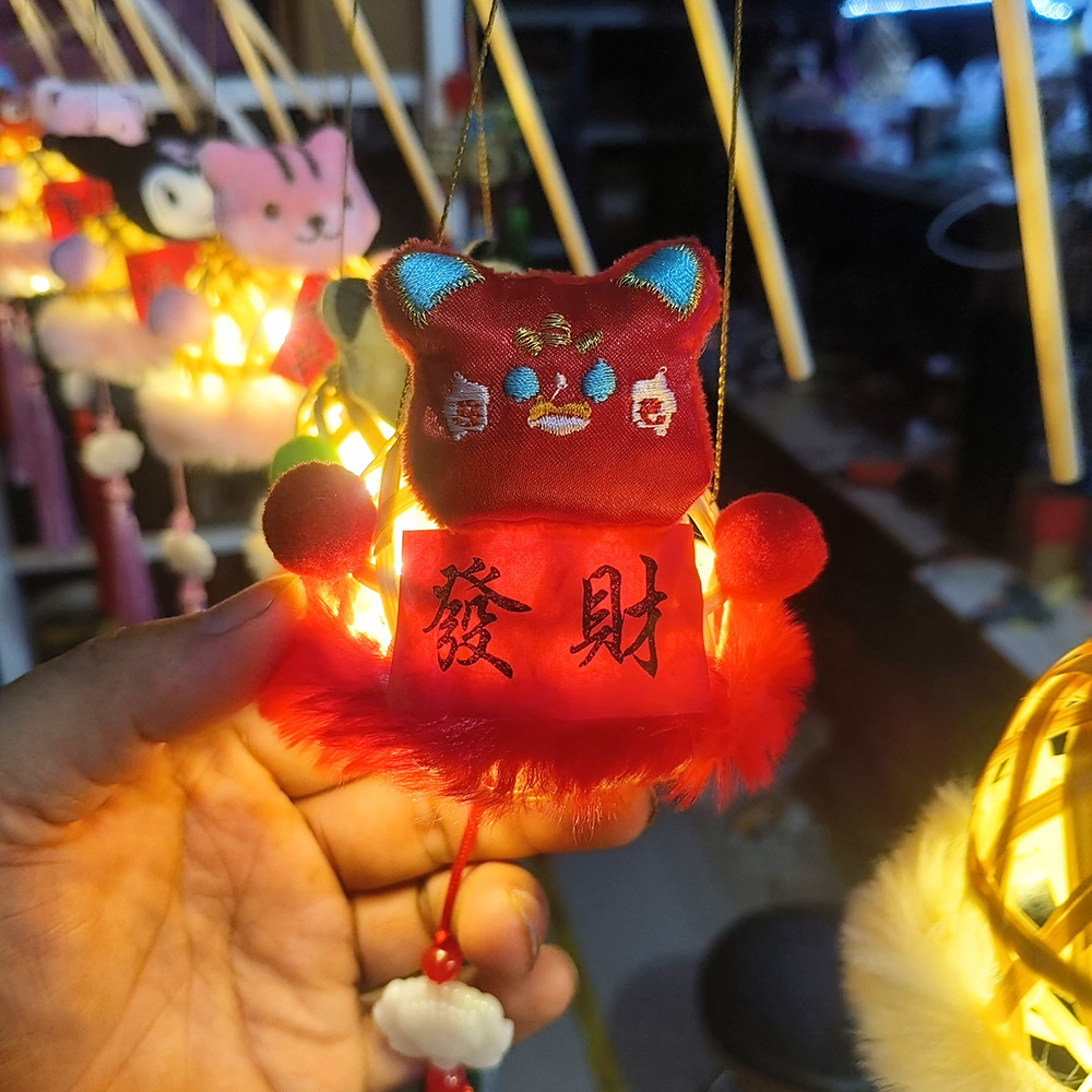Lantern stalls with ancient-style plush toys and bamboo weaving that glow are also popular tourist attractions. Hand-held lanterns, Mid-Autumn Festival small lanterns, Mid-Autumn Festival little rabbits, and small maneki Neko pendants pic 18