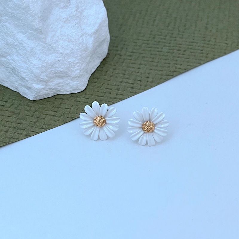 European and American fashion, light luxury, sweet and fresh Daisy and bee inlaid enamel glaze Daisy metal jewelry set pic 14