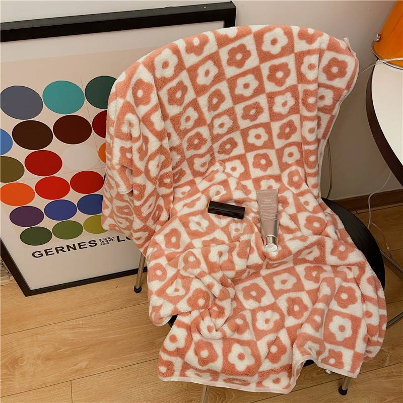 Futian coral velvet small flower bath towel is a cute and girlish towel for student dormitories and adult use. It is more absorbent than pure cotton pic 2