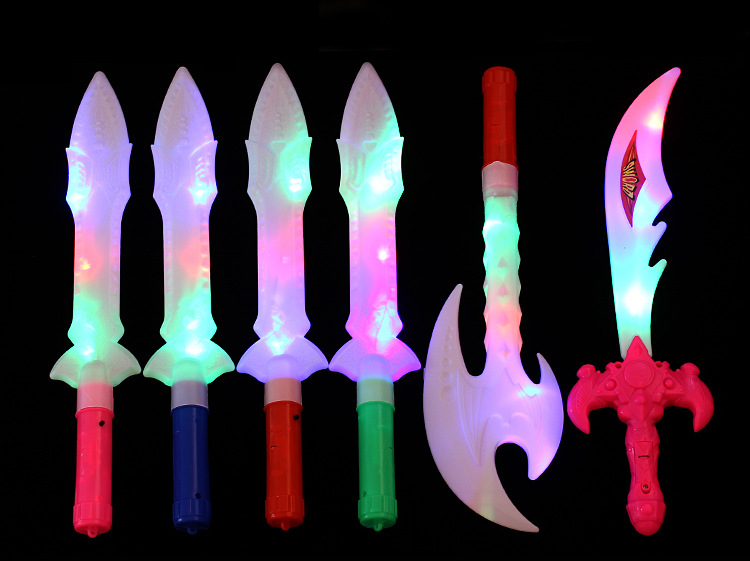 小号发光玩具刀剑 仿真弯月战斗发光斧头 地摊发光玩具热卖批发详情16