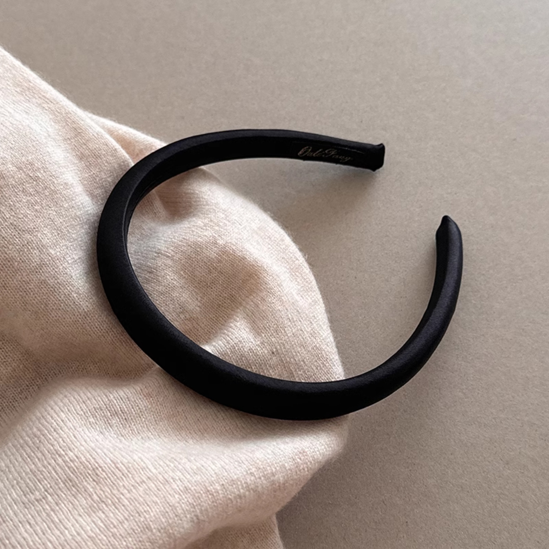 A fresh and simple narrow headband for women 2025, a high-end headband for pressing hair and washing face, a high top of the head accessory pic 7