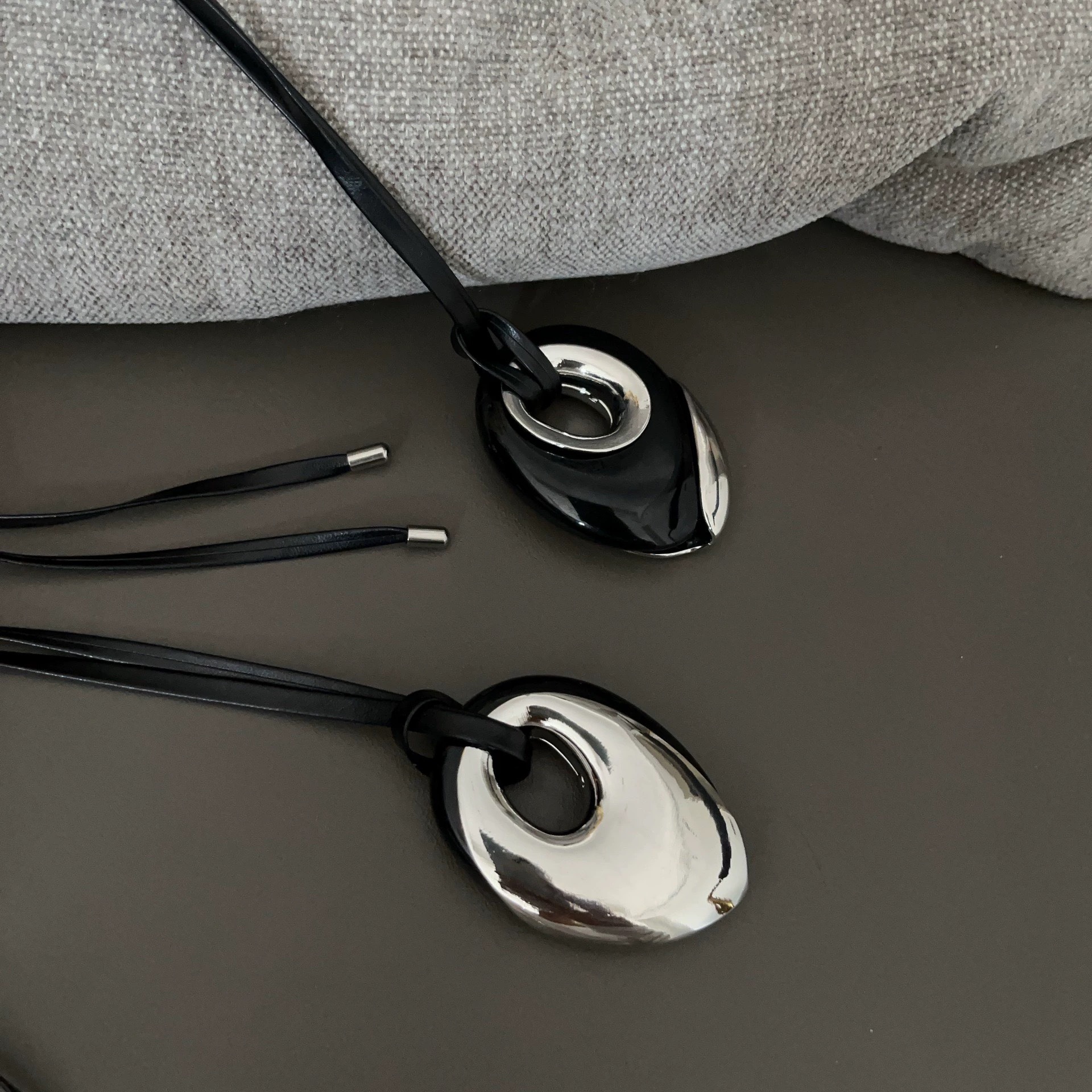 Black geometric pendant leather rope long necklace, a niche design for women, exudes a sense of high-end and light luxury. 2024 new sweater chain trend pic 6