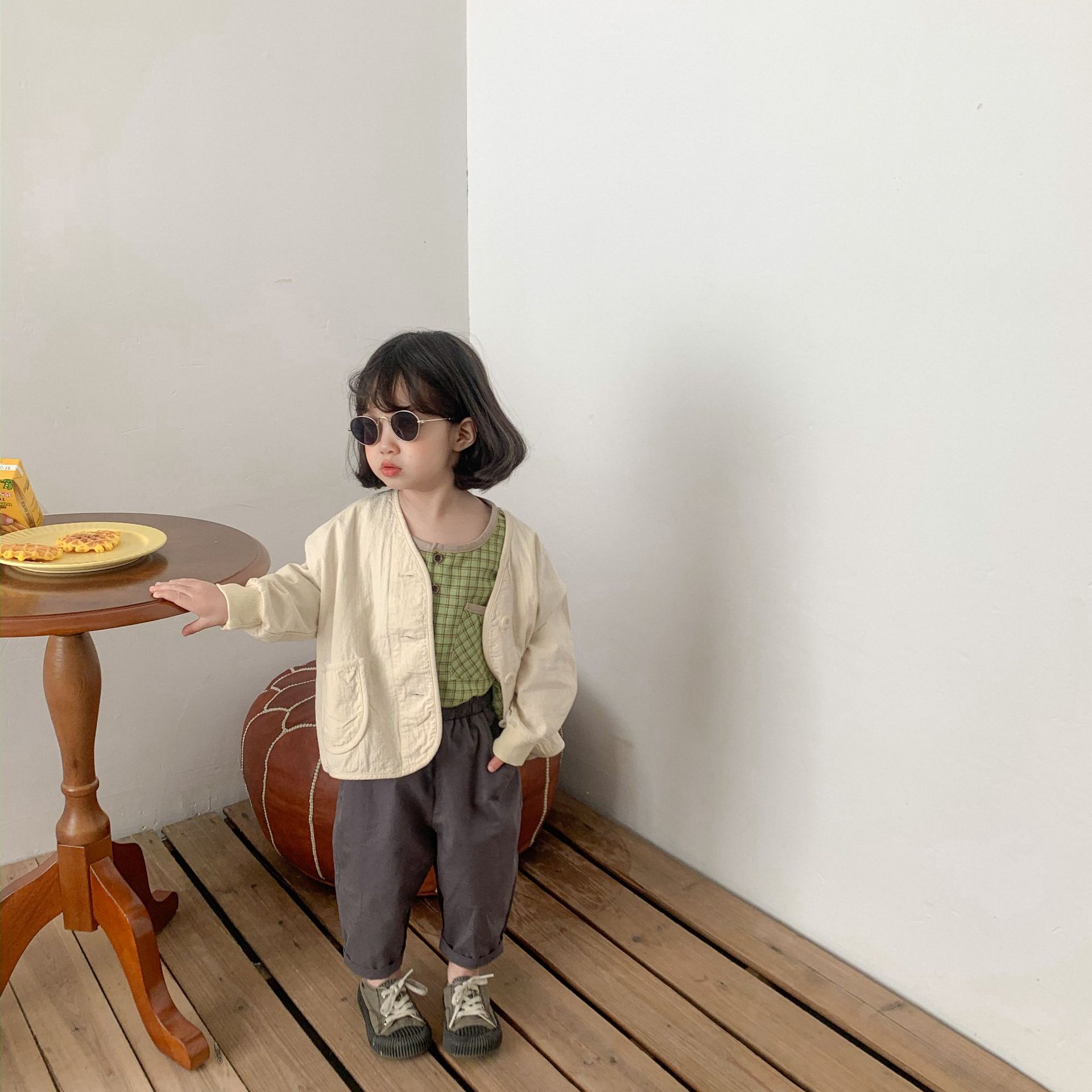For the Spring and autumn of 2024, solid-color short jackets for children, a literary style for both boys and girls, and a small cardigan with a Japanese style as outerwear are all trendy pic 19