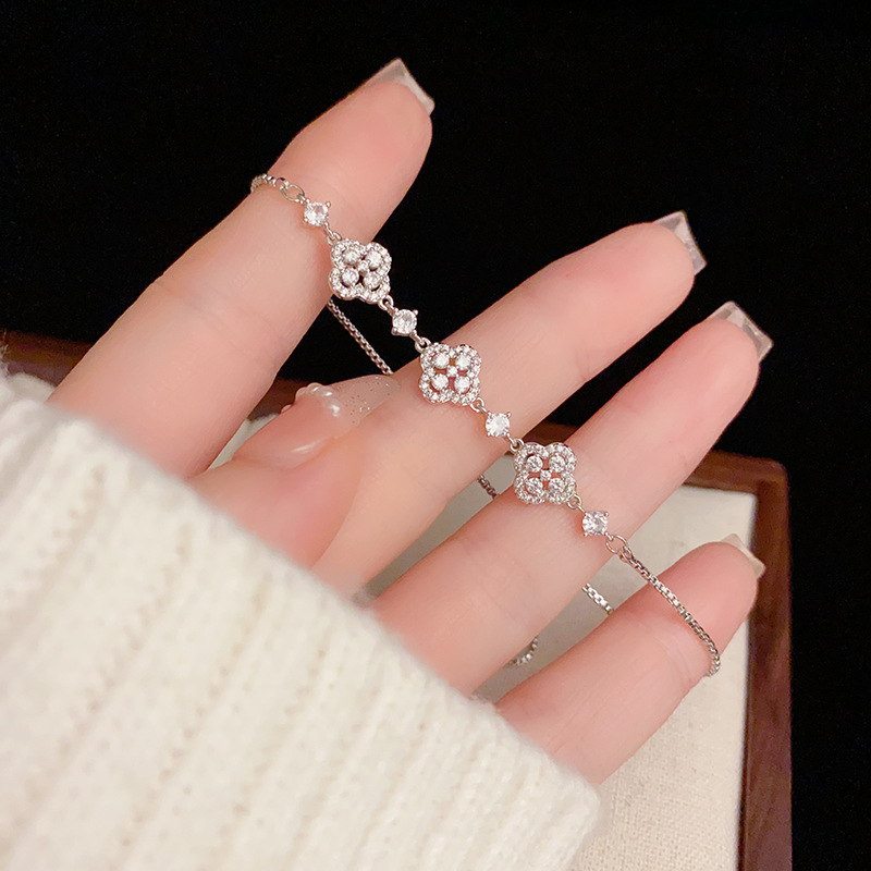 The silver series summer new exquisite and versatile zircon bracelet with a fresh and elegant style is a unique, light luxury and high-end jewelry accessory pic 11