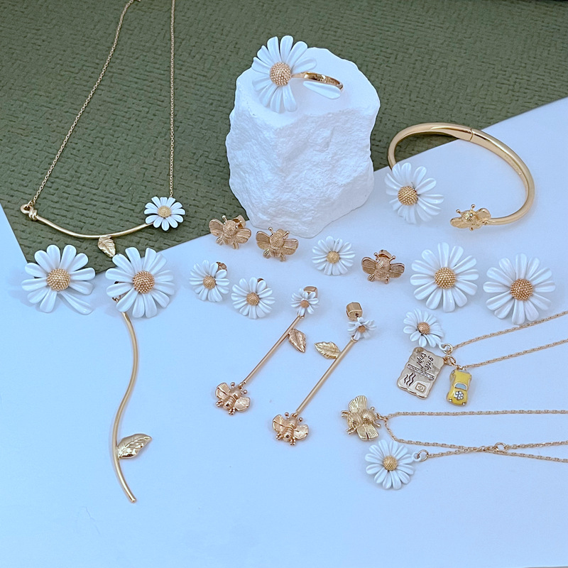European and American fashion, light luxury, sweet and fresh Daisy and bee inlaid enamel glaze Daisy metal jewelry set pic 2