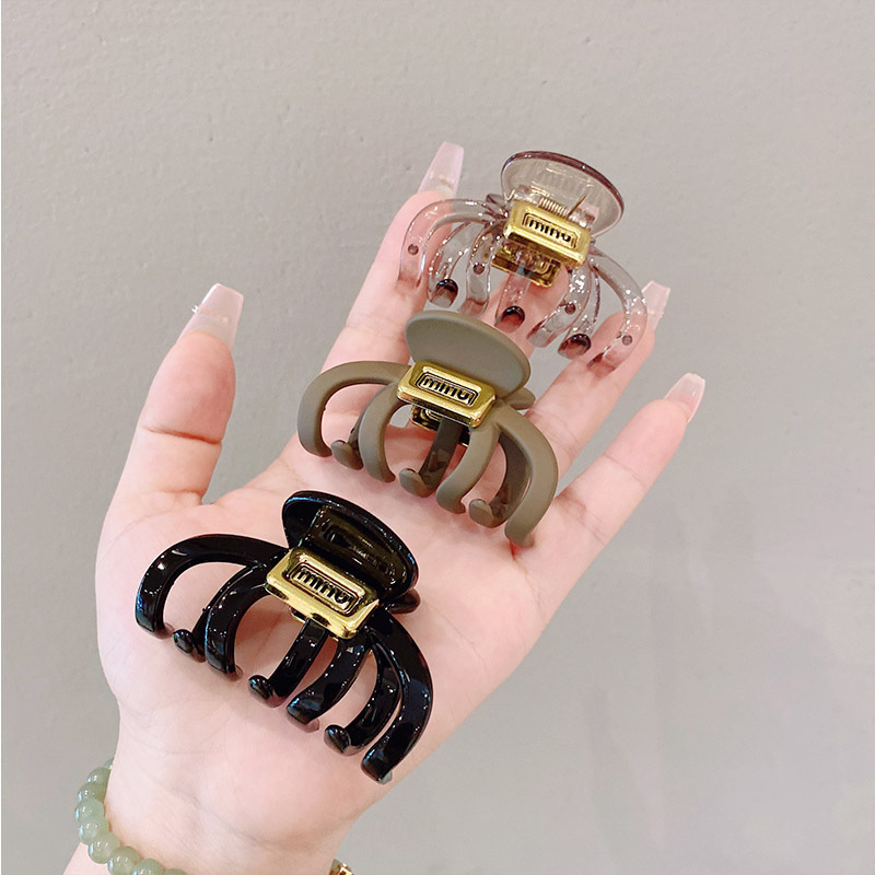 新款小众设计字母中号南瓜抓夹女三角形简约质感鲨鱼夹盘发发抓发详情3