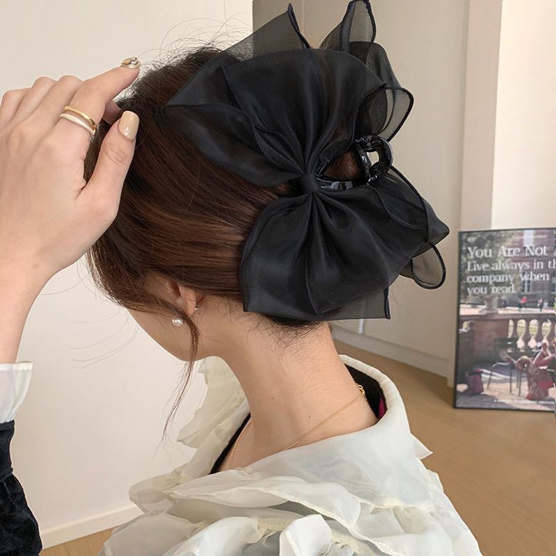 The princess on the run wears a black double-sided large bow hairpin, a shark clip, and a high-end hairpin at the back of her head pic 14