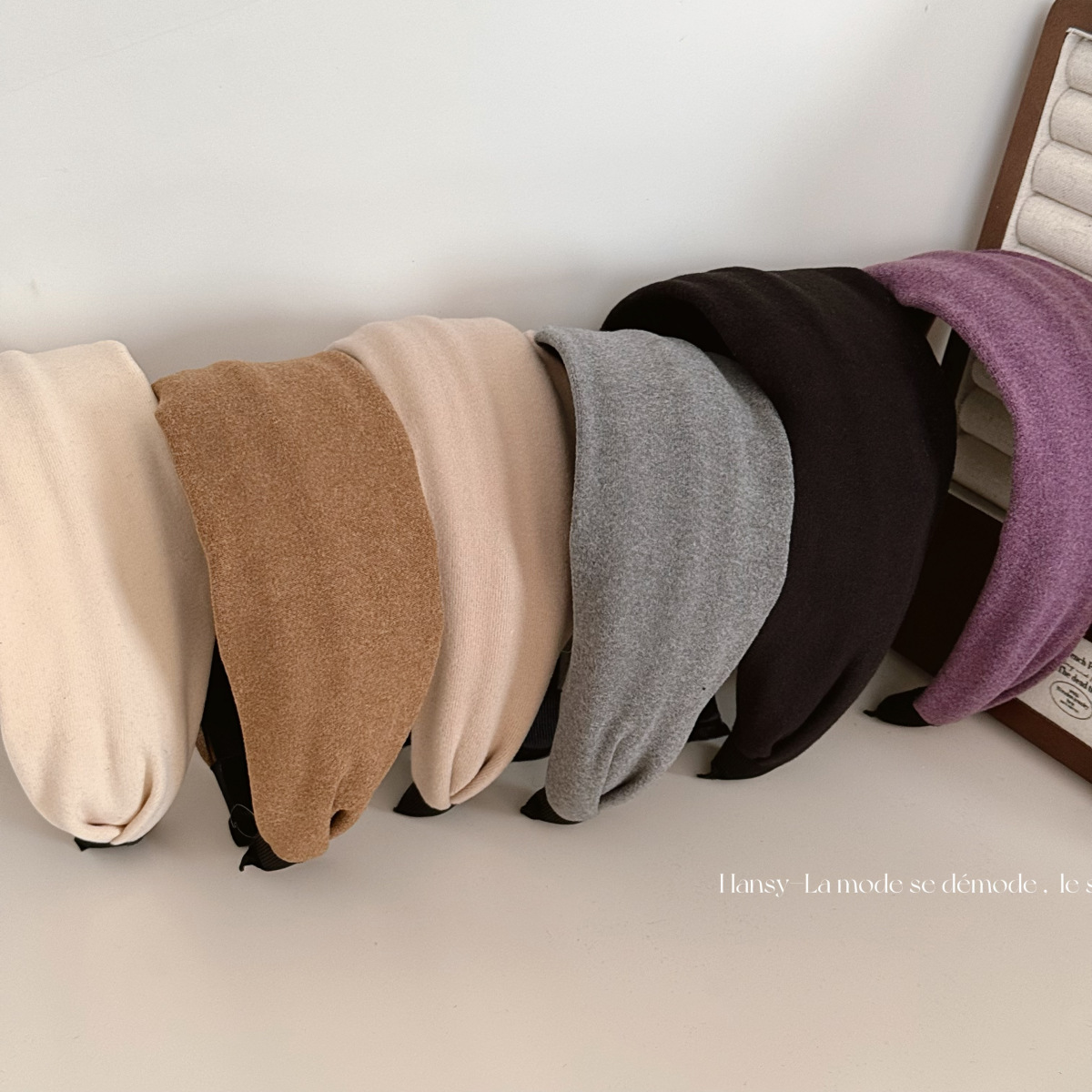 Wide-brimmed solid-color retro hair band, comfortable fabric, fashionable and high-end style, hairpin headband, versatile and elegant, high top hair accessory pic 4