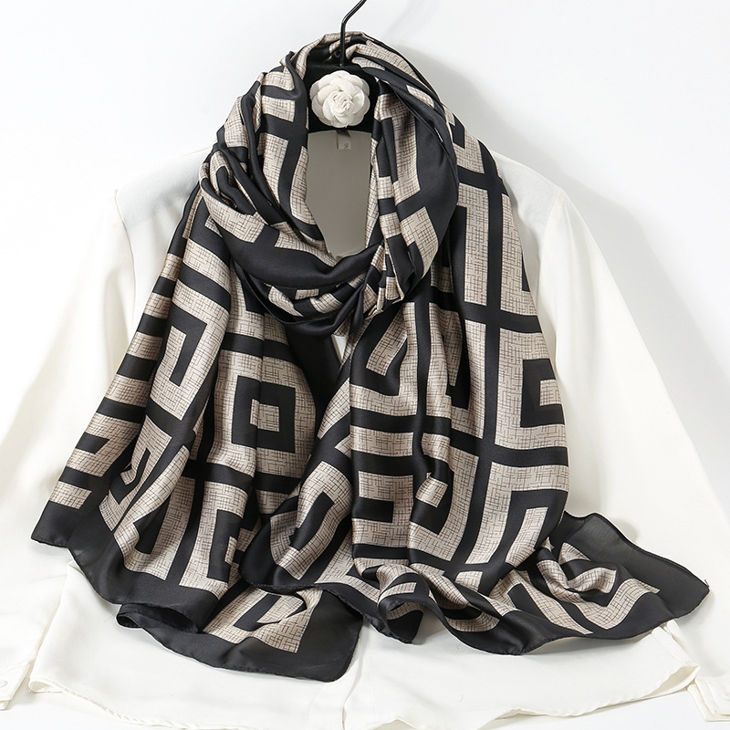 春季新款经典配色围巾 简约印花柔软丽锦缎空调房披肩女士详情2