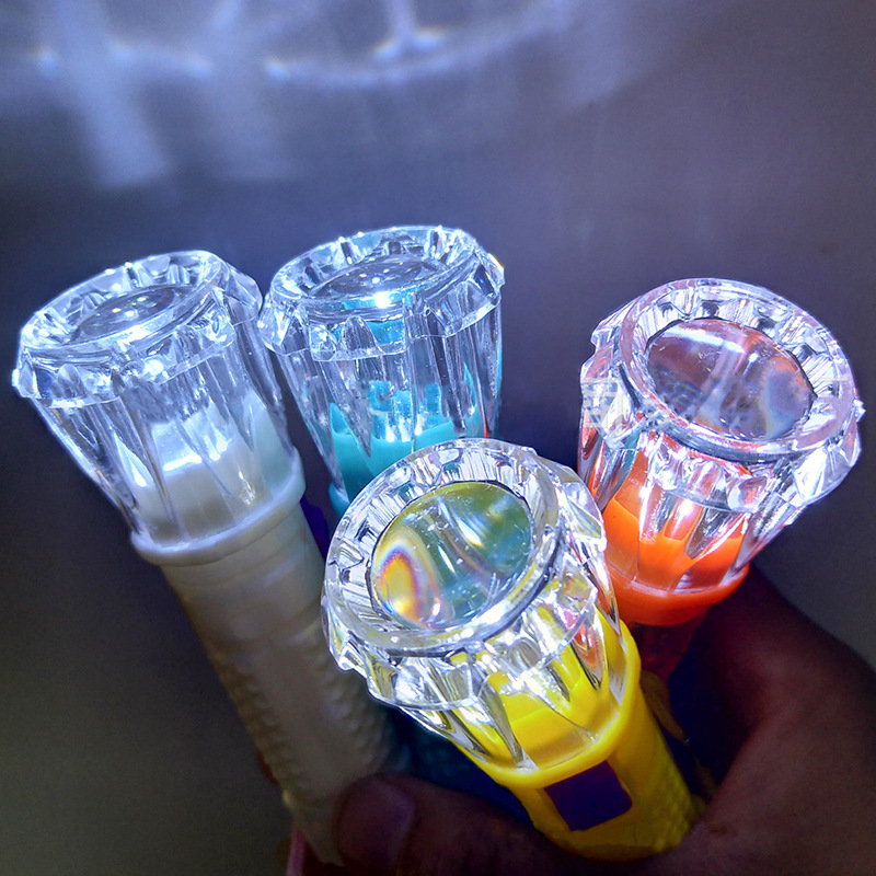 Mini small electric lights, small flashlights, LED plastic flashlights, small flashlights, colored hand lights that emit light, one yuan per piece supply pic 5