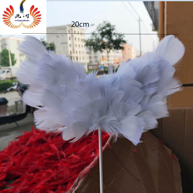 قطع من ريشة مكملة في كعكة عيد الميلاد، وخبز الكعك المحمص مع أعلام لعيد ميلاد الطفل المبارك pic 1